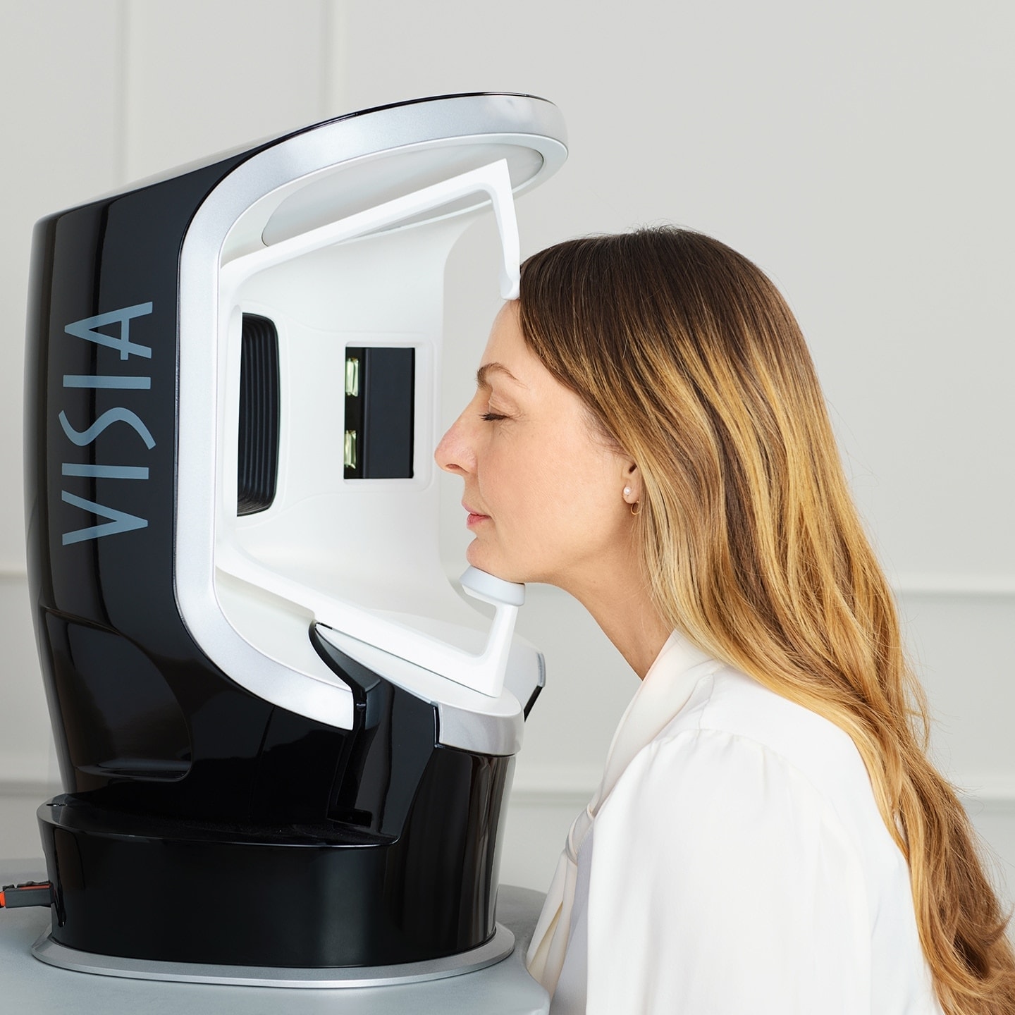 Eine Frau in der Gesichtpflege